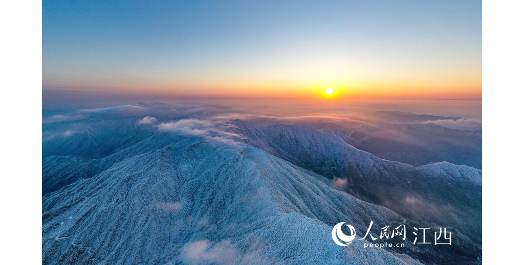 江西武寧：承平山雪后現(xiàn)云海霧凇景不雅