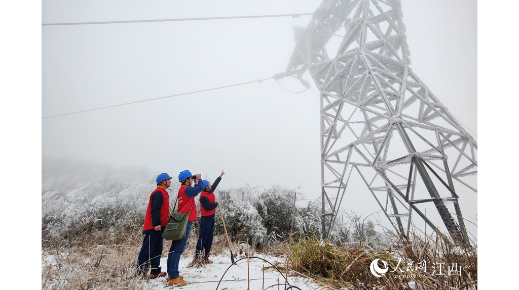 江西井岡山：電力工人踏雪巡線(xiàn)忙保電