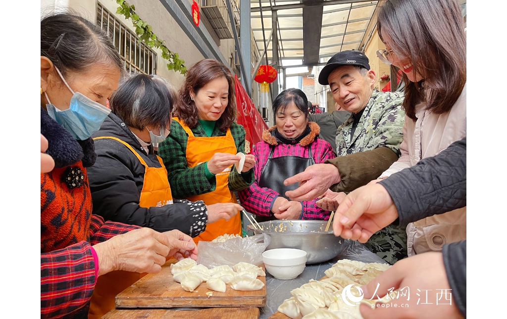 別樣年味！南昌“愛(ài)心廚房”里的大年夜飯真熱心